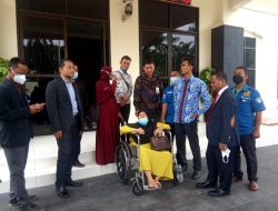 Hj Rodiah Dengan Menggunakan Kursi Roda Kembali Mendatangi Polres Metro Bekasi