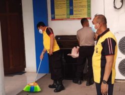 Jumat Bersih Polsek Cikarang, Bersihkan Lingkungan Tempat Ibadah