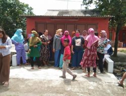 Sejumlah Emak-emak Grebek Toko Obat Berkedok Toko Kosmetik Di Desa Sukawangi Kecamatan Sukawangi. 