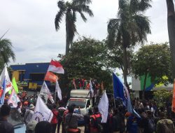 Ratusan Buruh Gerudug Kantor Cabang BPJS Ketenagakerjaan Di Cikarang Utara