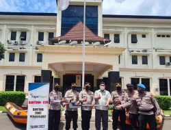 Melalui Polres Metro Bekasi , CSR Fajar Paper Berikan Bantuan 2 Unit Perahu Penyalamat & Berikan Bantuan Untuk SDN 01 Kalijaya