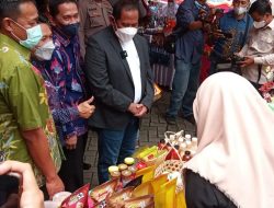 Obon Tabroni & Plt Bupati Bekasi Resmikan Pusat Oleh-oleh Hasil UMKM Bekasi