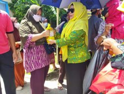 Alhidayah DPP Partai Golkar Distribusikan Minyak Goreng Murah Pada Ribuan Warga Tarumajaya