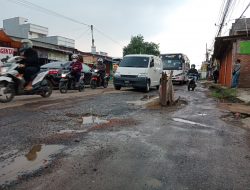 Puluhan Tahun Kondisi Jalan Raya Cikarang Cibarusah Hancur, Pemprov Jabar Diduga Tutup Mata.