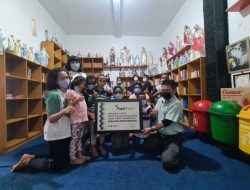 FAJAR PAPER BERIKAN PEMAHAMAN MENGENAI EKONOMI SIRKULAR DAN DONASIKAN FASILITAS PERPUSTAKAAN UNTUK PANTI ASUHAN SERTA SEMBAKO UNTUK MASYARAKAT DAN PENYEDIAAN MESIN BAILLING PRESS UNTUK PENGOLAHAN SAMPAH TERPADU