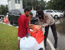 Polwan Polres Metro Bekasi Bagikan Takjil Menjelang Berbuka Puasa