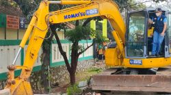 Pj Bupati Bekasi Tumpangi Eksavator (Beko), Tinjau Proyek Pelebaran Jalan Cikarang-Cibarusah