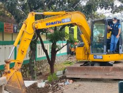 Pj Bupati Bekasi Tumpangi Eksavator (Beko), Tinjau Proyek Pelebaran Jalan Cikarang-Cibarusah