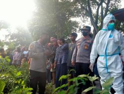 Polisi Evakuasi Mayat Membusuk di Tanggul anak Kali Citarum
