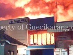 Dua Pabrik Di Jurong Jababeka Cikarang Ludes Terbakar Si Jago Merah