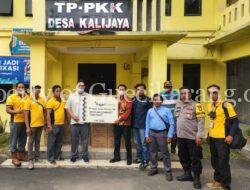 FajarPaper Serahkan Bantuan 2000 Paket Sembako ke Desa Kalijaya dan Harjamekar di Kabupaten Bekasi