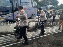 Tak Kunjung Diperbaiki, Kapolsek Dan Wakapolsek Cikarang Terjun Langsung Tambal Jalan Berlubang Di Perlintasan KAI