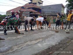 Polsek Cikarang Dan Pemdes Pasirgombong & TNI Menambal lubang Di Jembatan Jalan Industri Pasirgombong Cikarang Utara.