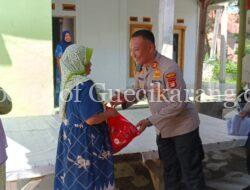 Dalam Rangka Bakti Polda Metro Jaya, Polsek Ciktim Bersama Djabesmen Dan Pemdes Bagikan Sembako Ke Masyarakat