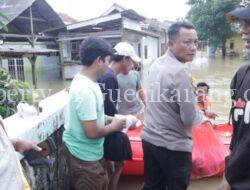Polsek Cikarang Timur Berikan Bantuan Korban Banjir Di Kampung Kalendrowak Karangsari
