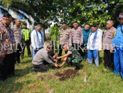 Kapolsek Cikarang Selatan Lakukan Penanaman Pohon di Wilayah Hukum Polres Metro Bekasi
