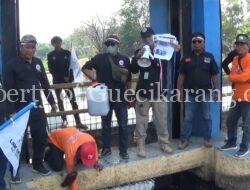 Prihatin Pencemaran Lingkungan, Puluhan Aktivis Gelar Aksi Tabur Bunga di Kali Cilemah Abang