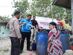 HUT Humas Polri Ke-72: Humas Polres Metro Bekasi Berikan 15.000 Liter Air Bersih Kepada Masyarakat Terdampak Kemarau