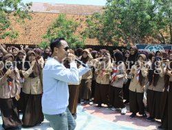 20 Besar Indonesian Idol, Roland Judita Gelar Go To School Di SMAN 1 Sukatani.