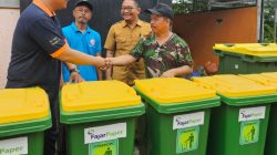FajarPaper Serahkan 190 Unit Tempat Sampah ke 10 Desa di Kab. Bekasi, Dukung Program Kampung Iklim