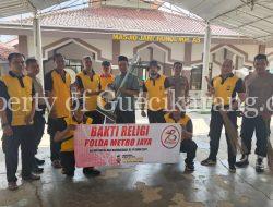 Dalam Rangka HUT Bhayangkara Ke 78 Polsek Cikarang Selatan Gelar Giat Korve Pupuk Jiwa Kebersamaan dan Pentingnya Kebersihan masjid.