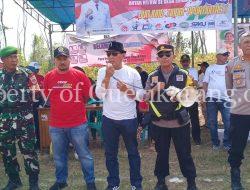 Kades Serang dan Ketua Karang Taruna Desa Serang Membuka Acara Pertandingan Sepak Bola di Stadion Mini City Forest