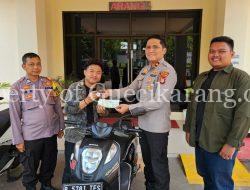 Kapolsek Cikarang Selatan Mengembalikan Motor Kepada Pemiliknya yang Sempat Hilang