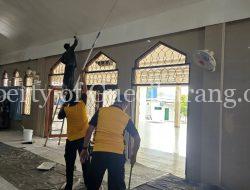 Polsek Cikarang Selatan Gelar Giat Korve Pupuk Jiwa Kebersamaan dan Pentingnya Kebersihan masjid