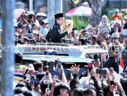 Lautan Manusia Sambut Kepulangan Jokowi dan Iriana ke Solo