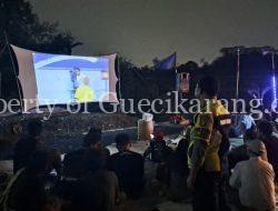 Anggota Polsek Cikarang Selatan, Amankan Nobar Warga Desa Serang yang Nonton Bareng Pertandingan Sepak Bola antar Indonesia vs Tiongkok