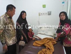 Kepala Desa Serang Irwan Handoko, Jenguk Anak yang Viral Diduga Korban Kekerasan Ayah Tiri, Begini Keterangan Kepala Desa Serang.