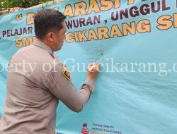 Kapolsek Cikarang Selatan dan Kepala Sekolah SMKN 1 Cikarang Selatan Menginisiasi Deklarasi Patuh (Pelajar Anti Tawuran, Unggul dan Handal)