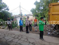 Anggota Polsek Cikarang Selatan Bersama Tiga Pilar dan Warga Desa Ciantra Bersihkan Sampah dan Saluran Air