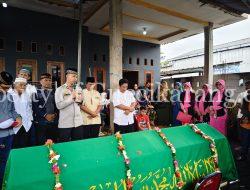 Kapolsek Cikarang Selatan dan Pengurus Bhayangkari Berikan Takziah kepada Keluarga Bripka Arief Rahman