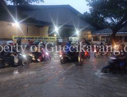 Banjir Rendam Jalan Depan Waterpark Jatirasa, Polsek Cikarang Selatan Bantu Warga dan Atur Lalu Lintas