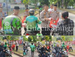 Kapolsek Cikarang Selatan Bagikan 200 Takjil dalam Kegiatan Ramadhan Barokah