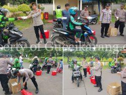 Kapolsek Cikarang Selatan Bagi-Bagi Nasi Kotak, Wujud Kepedulian dan Silaturahmi dengan Masyarakat