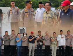 Kapolres Metro Bekasi di dampingi Kapolsek Cikarang Selatan dalam Rangka Berikan Bantuan Semen dan Juga Safari Kamtibmas Ke Gereja Ibu Teresa Paroki Cikarang
