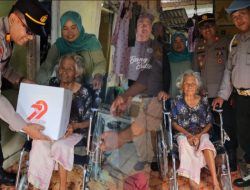 Bakti Kesehatan Polsek Cikarang Selatan : Kapolsek Serahkan Kursi Roda dan Sembako untuk Warga Penderita Stroke