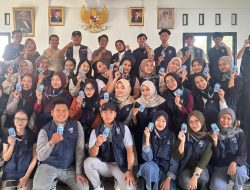 Kades Karang Setia Menyambut Gembira Kedatangan Peserta KKN Universitas Pelita Bangsa