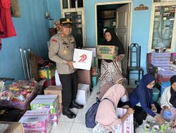 Kapolsek Cikarang Selatan Salurkan Bantuan Sembako kepada Warga Terdampak Banjir di Vila Mutiara Cikarang 2