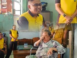 Kapolsek Cikarang Selatan Salurkan Bantuan Kursi Roda untuk Lansia dalam Program Bakti Kesehatan
