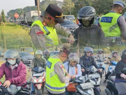 Polsek Cikarang Selatan Bagikan 500 Bendera Merah Putih kepada Pengendara Jelang HUT RI ke-80