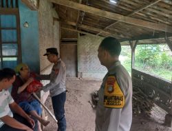 Polsek Cibarusah Gelar Jumat Berkah, Bagikan Sembako kepada Warga Kurang Mampu
