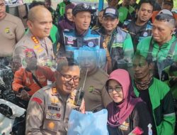 Kapolres Metro Bekasi Bagikan Sembako untuk Komunitas Ojol di Cikarang Selatan, Ajak Jaga Kondusifitas di Wilayah Kabupaten Bekasi