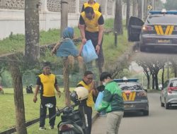 Kapolsek Cikarang Selatan Bagikan Sembako untuk Pemulung dan Driver Ojek Online
