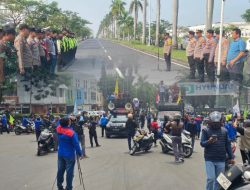 Ratusan Buruh Bekasi Gelar Aksi, Polsek Cikarang Selatan Polres Metro Bekasi Lakukan Pengaturan Lalu Lintas dan Lakukan Pengawalan