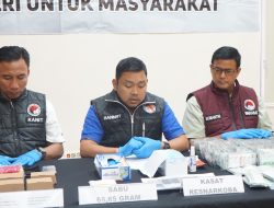 Bermodus ‘Tempelan’, 5 Pelaku Pengedar Diringkus Polres Metro Bekasi : Bersama Selamatkan Generasi Emas”