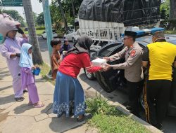 Kapolsek Cikarang Selatan Bagikan Nasi Kotak Untuk Pemulung dan Driver Ojek Online