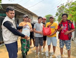 Ormas Pemuda Pancasila Berikan Bantuan Air Bersih Dan Makanan Kepada Korban Banjir Kampung Blokang Sukamanah Sukatani.